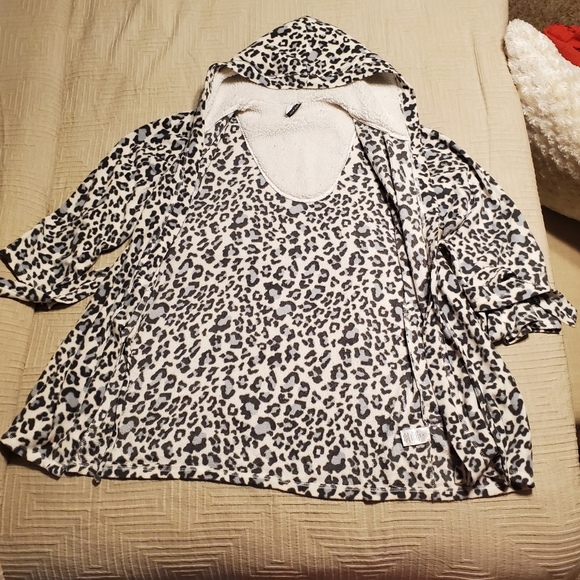 Hooded Robe w/Pockets - Picture 5 of 6